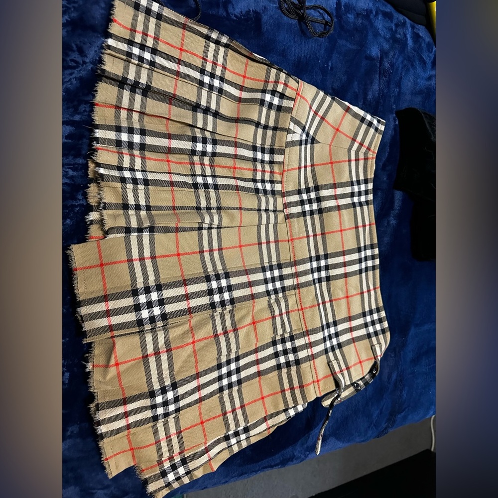 US size 8 brand new bought as a gift & never worn. Box and shopping bag includ